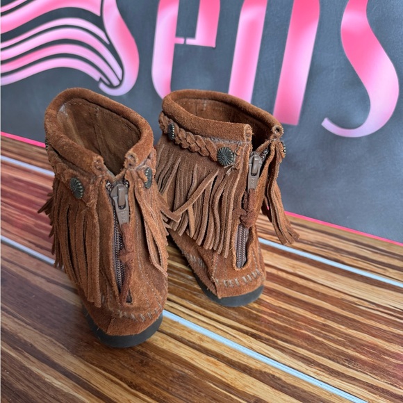 Minnetonka Ankle Moccasins Size 9 Womens Suede Leather Fringed Studs Zip Up Back - Picture 4 of 14